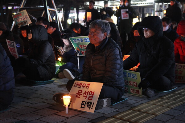 찬 바람이 부는 추위에도 촛불을 든 시민들이 끝까지 자리를 지키며 윤석열 대통령의 퇴진을 요구했다.