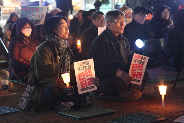 찬 바람이 부는 추위에도 촛불을 든 시민들이 끝까지 자리를 지키며 윤석열 대통령의 퇴진을 요구했다.