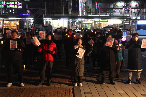찬 바람이 부는 추위에도 촛불을 든 시민들이 끝까지 자리를 지키며 윤석열 대통령의 퇴진을 요구했다.