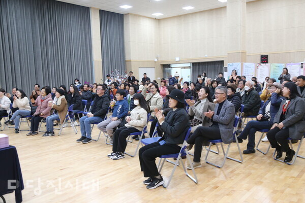 우강면주민자치회가 삶이 숨 쉬는 북콘서트를 지난 7일 약시우강사랑채에서 개최했다.