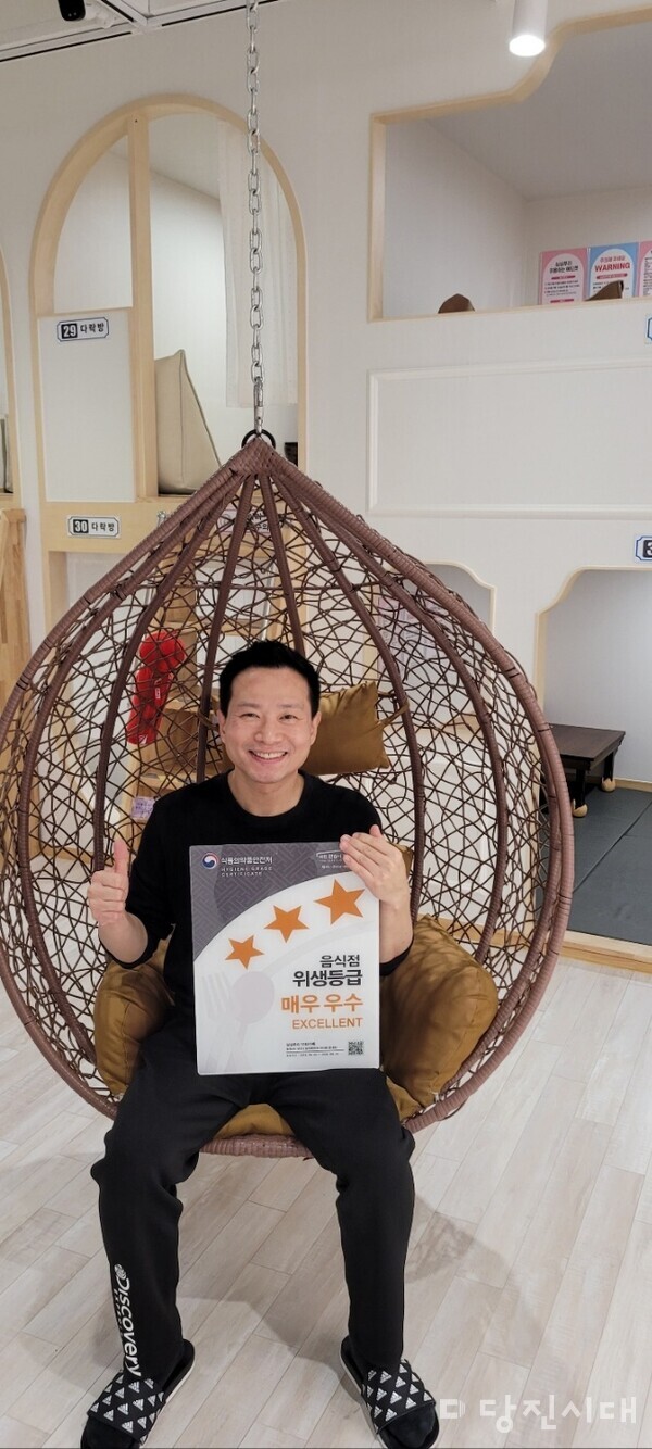 심심푸리 당진본점이 만화카페 업계 최초로 위생등급제에서 최우수 등급인 '매우 우수'를 받았다.