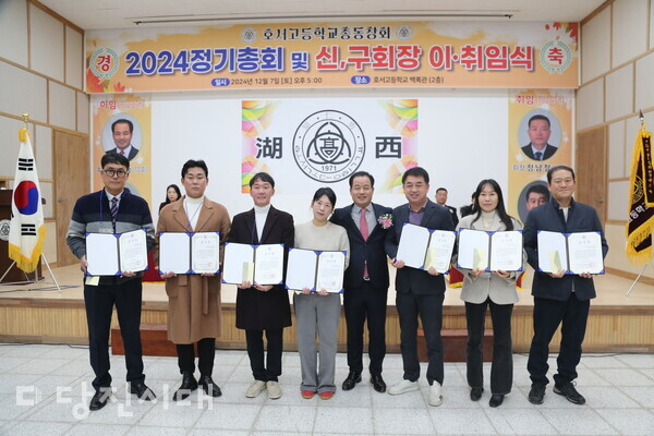 임원들에게 모범 감사장 전달