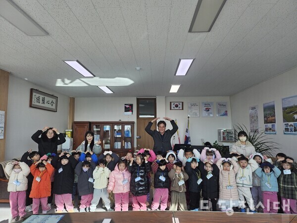 지난 18일 은빛어린이집의 원아 70여 명이 1년 동안 모은 폐건전지와 성금을 들고 합덕행정복지센터를 찾아 훈훈한 기부 행사를 진행했다.