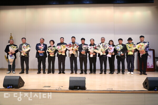 2024 주민자치 성과공유회가 지난 17일 당진시종합복지타운에서 개최됐다. (주민자치회장 공로패 수상 모습)
