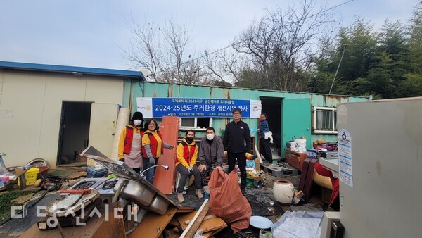 지난 1일 당진해나루로타리클럽과 송악읍여성의용소방대 등 지역 봉사단체들이 힘을 합쳐 취약계층 어르신 가구에 집수리 봉사를 펼쳤다.