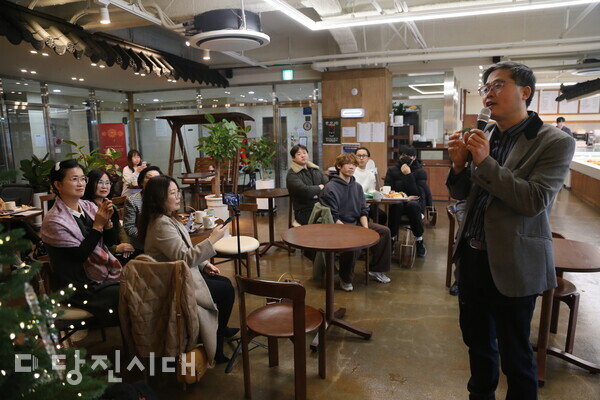 지난 17일 밀화당 당진시청점에서 작은 통일음악회가 개최됐다. 최신정 이사(오른)가 송혜원 학생의 시 를 낭독하고 있다.