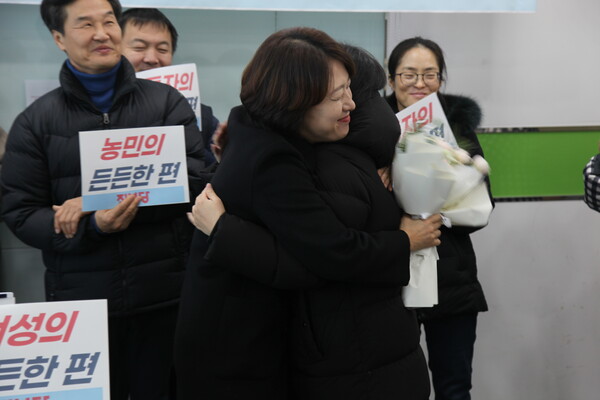 오윤희 예비후보를 지지하기 위해 찾은 대동다숲 주민이 예비후보에게 꽃을 전하고 있다.