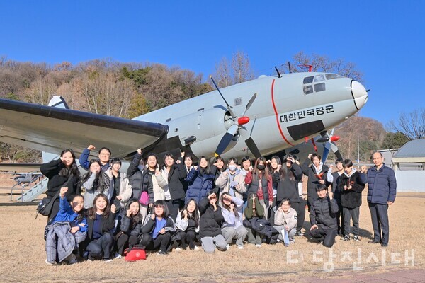지난 18일 고대중학교 학생들은 공군사관학교를 방문해 공군사관학교의 역할과 교육, 훈련 과정을 배우고 전시된 다양한 군용 비행기를 관찰했다.