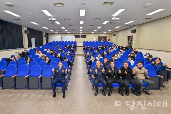 지난 18일 고대중학교 학생들이 공군사관학교를 방문해 고대중 1회 졸업생인 차준성 중장에게 특강을 들었다.