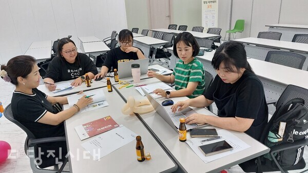 우리랑해랑협동조합이 당진시 농촌신활력플러스사업 추진단 관계자와 함께 소식지 제작을 위한 기획회의를 진행하고 있다.