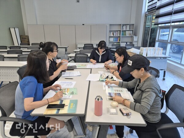 우리랑해랑협동조합이 당진시 농촌신활력플러스사업 추진단 관계자와 함께 소식지 제작을 위한 기획회의를 진행하고 있다.