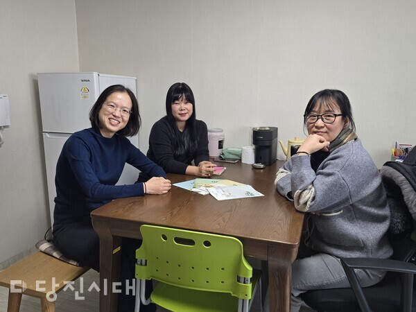 인터뷰에 참여해준 우리랑해랑협동조합 조합원들. (왼쪽부터) 유은정 씨, 신강덕 대표, 정보라 사무국장