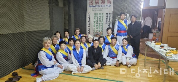 지난 21일 당진전통농악보존회 소속 당진농악대가 동짓굿을 열고 묵은해를 보내며 새해를 맞이하는 전통 행사를 진행했다.