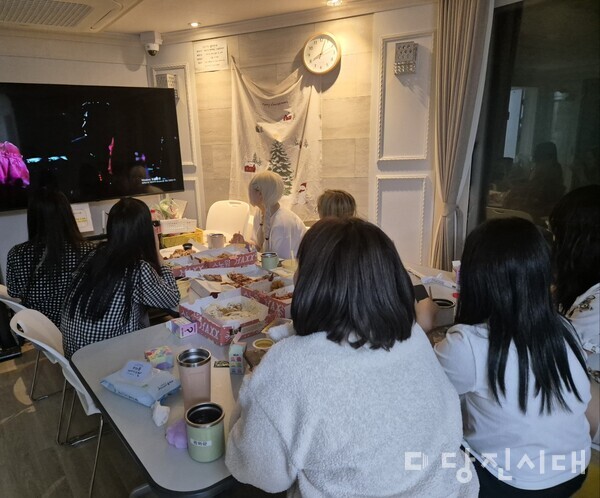 당진시 여자단기청소년쉼터 청소년들이 서미정심리상담센터의 후원으로 크리스마스 파티를 진행하고 있다.