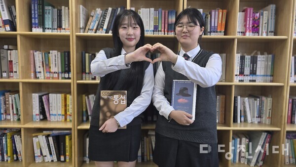 (왼쪽부터) 윤지원, 신예원 학생이 학교에서 합격의 기쁨을 표현하며 기념촬영을 했다.