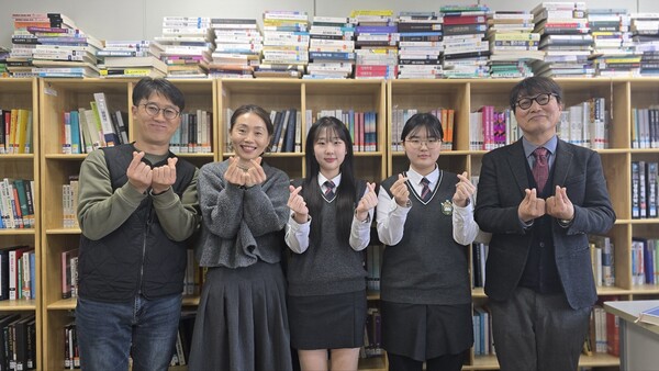 합덕읍에 위치한 서야고등학교에 졸업을 앞둔 윤지원(서울대 아동가족학과 입학예정)과 신예원(원광대 의예과 입학예정) 학생들과 선생님들이 함께 기념촬영을 했다.
