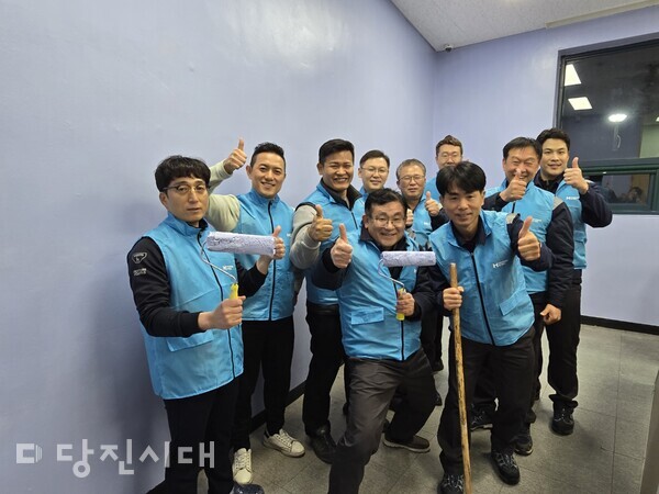 현대제철 명장연구회가 지난달 17일 청소년방과후아카데미 교실 환경 개선을 위해 도색 작업을 지원했다.