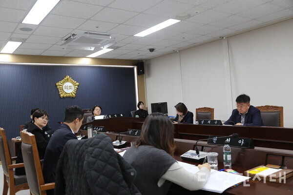 당진시 복지재단 이사장 후보자 박용선 후보자의 인사청문회 이후 실시된 경과보고서가 지난달 27일 채택돼 ‘부적합’ 의견으로 결국 최종 임명에서 탈락됐다.