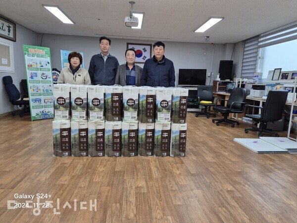지난해 11월 들깨 판매 금액으로 홀몸노인, 장애인가정, 다문화가정에 생필품 전달했다.
