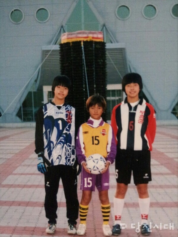 축구 시작할 때 삼남매 모습 (왼쪽부터 강가애, 강덕문, 강나루 씨)