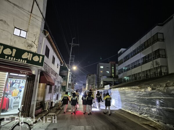 겨울철을 맞아 당진남성·여성의용소방대가 동계 대기근무와 순찰활동을 펼치고 있다.