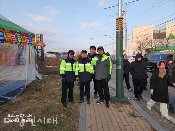 지난달 31일 석문자율방범대가 2024년을 마무리하며 왜목마을 관광객들에게 차 나눔 봉사를 했다.