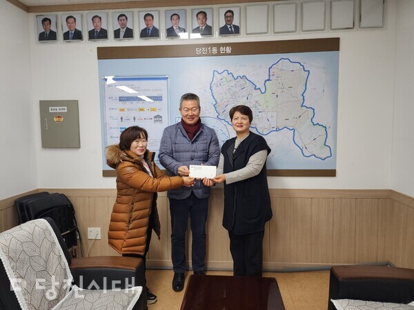 지난 8일 당진남·여성의용소방대가 당진1동행정복지센터를 방문해 불우이웃 돕기 성금을 전달했다.