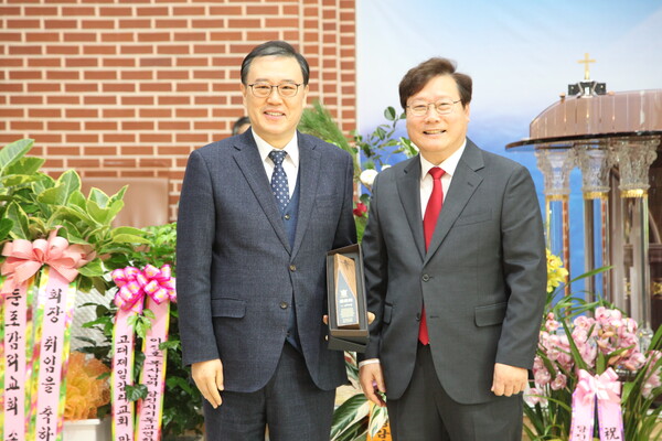 (왼쪽부터) 우경식 이임 목사와 이진호 취임 목사