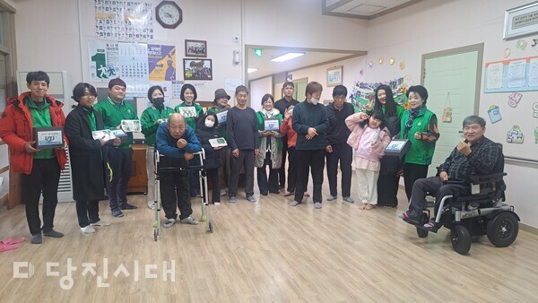 지난 7일 당진시청년새마을연대가 사랑의 간식을 만들어 면천면 내 경로당과 장애인시설 한빛공동체에 전달했다.