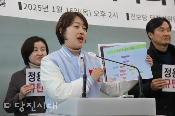 오윤희 어울림여성회장(현재 도의원 재선거 예비후보)이 정용선 위원장이 페이스북에 올린 사진을 보여주고 있다.