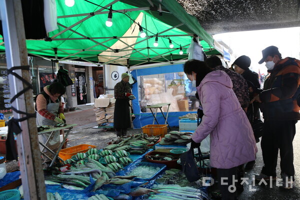 저녁 찬거리로 고등어를 사고있는 시민