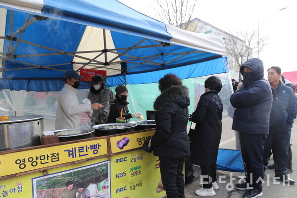 오일장 명물 영양만점 계란빵을 사기위해 줄선 시민들