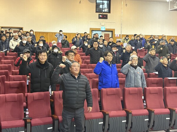 당진시농민회가 지난 16일 농업기술센터 농원관에서 정부의 벼 재배면적 감축에 대해 강하게 비판하고 있다.