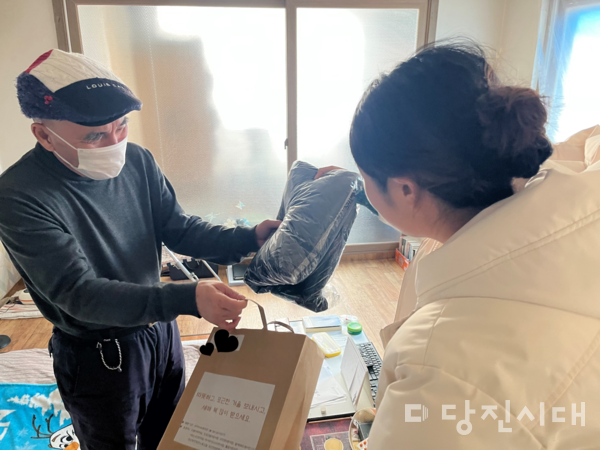 송악사회복지관이 이웃들의 따뜻한 겨울나기를 위한 난방지원사업 ‘이웃사랑, 난방 프로젝트’를 지난 8일부터 14일까지 7일간 실시했다.