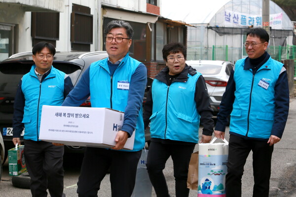 현대제철 당진제철소가 설 명절을 앞두고 이웃 사랑 나눔 활동을 당진종합복지타운에서 지난 20일 펼쳤다.