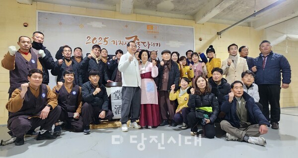 기지시줄다리기보존회와 축제위원회는 기지시줄다리기 축제의 성공을 기원하며 당주(堂酒) 담그기 행사를 지난 18일 진행했다.