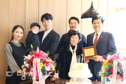 (맨 왼쪽) 김동명 대한노인회 신평면분회 회장과 가족들