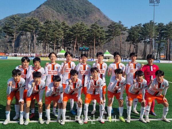 신평중학교 축구부가 2025 울진 금강송 춘계 중등 U15 축구대회서 우승했다.
