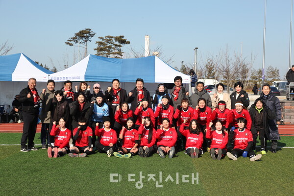 당진시여성축구단인 당찬FC가 지난달 22일 호서대 충남산학융합원에서 창립 2주년 행사와 함께 친선 경기가 펼쳐졌다.