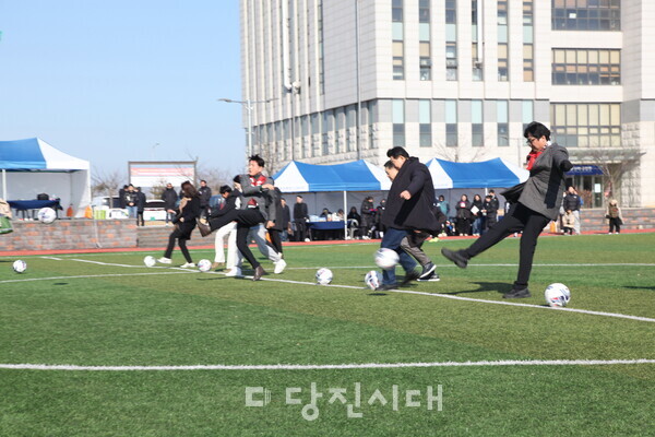 당진시여성축구단인 당찬FC가 지난달 22일 호서대 충남산학융합원에서 창립 2주년 행사와 함께 친선 경기가 펼쳐졌다.