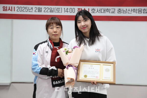 당진시여성축구단인 당찬FC가 지난달 22일 호서대 충남산학융합원에서 창립 2주년 행사와 함께 친선 경기가 펼쳐졌다.