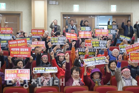 석문면송전선로대책위원회가 한국전력 규탄대회를 열고 석문면민들과 함께 한국전력을 규탄하고 있다.