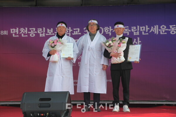 유재석 회장(가운데)