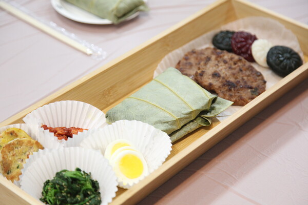연잎밥과 정갈한 반찬으로 만든 한상 차림
