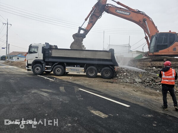 (유)대한청정환경이 폐기물을 처리하고 있다.