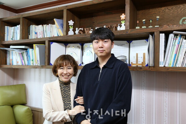 (왼쪽부터) 고혜숙 원장과 홍덕화 원감