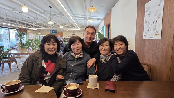 (왼쪽부터) 김재숙 전 순성면새마을부녀회장, 이향숙 씨, 이찬영 전 협의회장, 최은자전 부녀회장, 김경숙 봉소3리 전 부녀회장