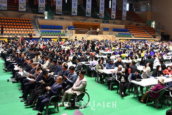 충남지체장애인협회 당진시지회가 ‘제45회 장애인의 날 기념식 및 어울림 한마당’ 행사를 지난 10일 당진실내체육관에서 개최했다.