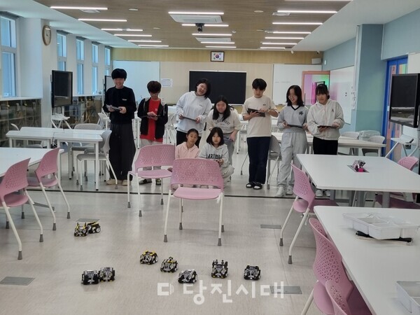 당진교육지원청이 당진AI미래교육센터에서 면천초 6학년 학생을 대상으로 인공지능(AI) 기초 소양 함양을 위한 체험 중심의 AI 교육 프로그램을 지난 11일 운영했다.