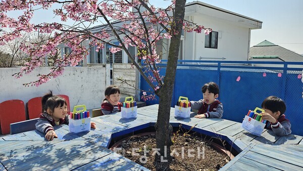 전대초등학교병설유치원이 면천읍성 안에 위치한 ‘그 미술관’으로 지난 11일 현장체험학습을 다녀왔다.